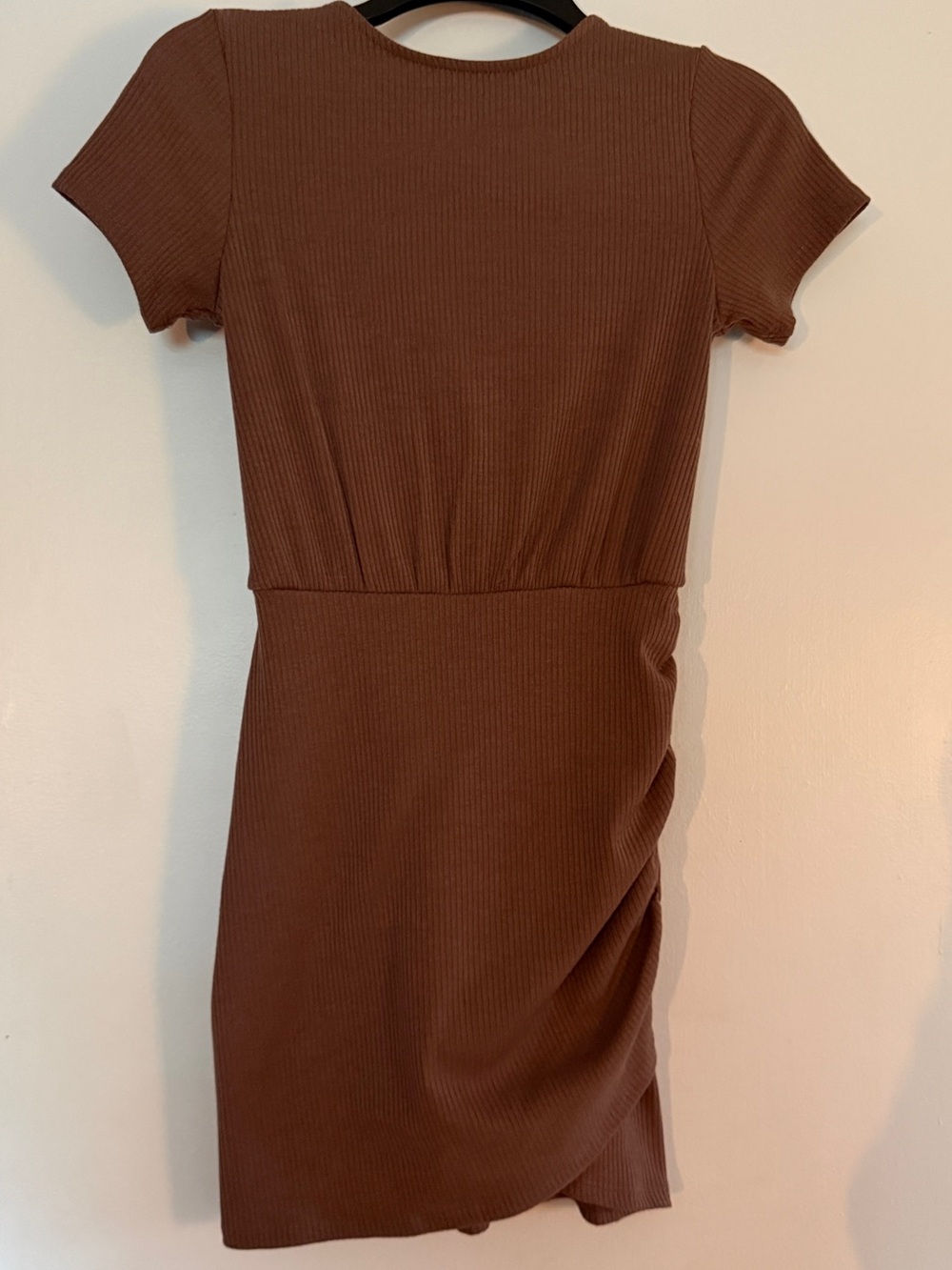 Tyche Ribbed Short-Sleeve Dress in Brown
